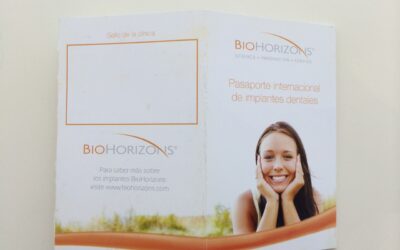 En mi cartera, mi carnet de implantes dentales